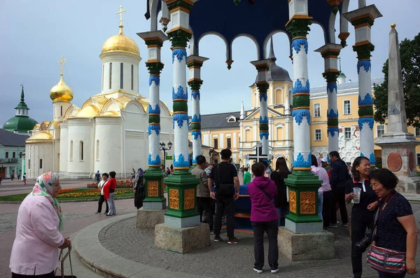 Sergiyev Posad Rusia Junio 2019 Vieja Rusa Babushka Turistas Chinos —  Fotos de Stock