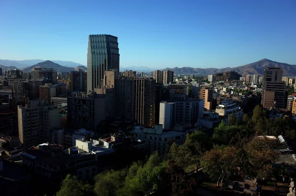 Santiago, Şili - 25 Kasım 2018: Santa Lucia tepesinden And Dağları ile Santiago de Chile manzarası