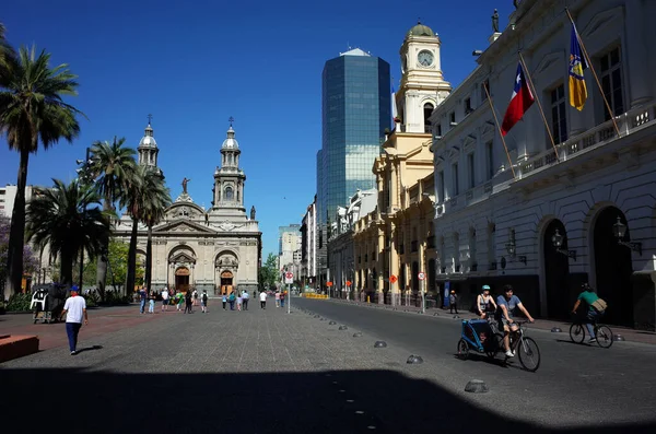 Santiago, Şili - 25 Kasım 2018: Şehir merkezindeki Plaza de las Armas Meydanı Santiago katedrali ve modern gökdelen binası