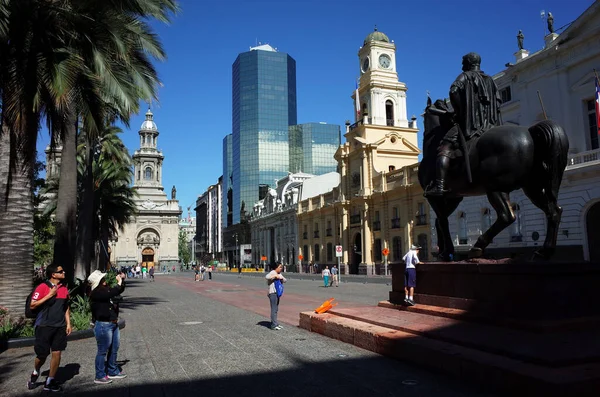Santiago, Şili - 25 Kasım 2018: Turistler Pedro de Valdiviva 'nın şehir merkezindeki Plaza de las Armas meydanındaki atının üzerindeki anıtının fotoğraflarını çektiler