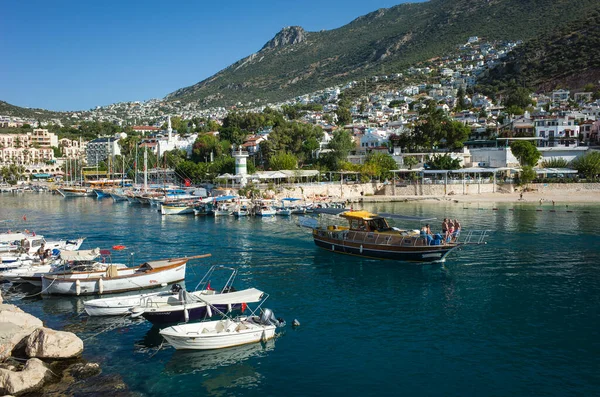 土耳其喀尔干 2019年10月12日 在喀尔干码头的船只和土耳其地中海沿岸山丘上的城镇 受欢迎的旅游胜地 — 图库照片#