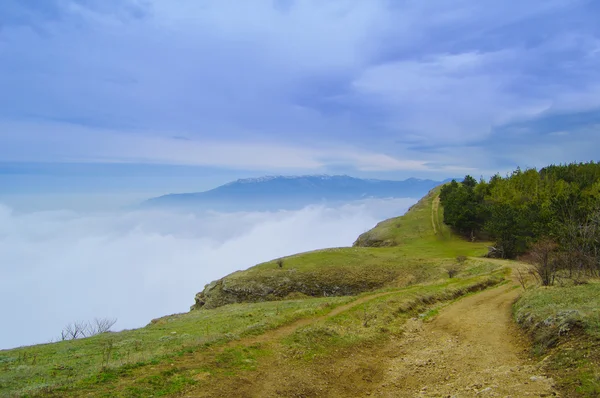 Panorama de bela paisagem de montanha com nuvens baixas — Fotografia de Stock