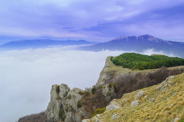 Panorama de bela paisagem de montanha com nuvens baixas — Fotografia de Stock