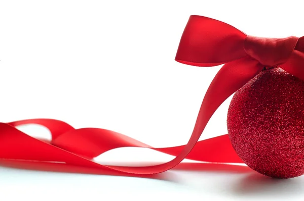 Büyük kırmızı yay ve uzun şerit beyaz zemin üzerine kırmızı Noel top — Stok fotoğraf