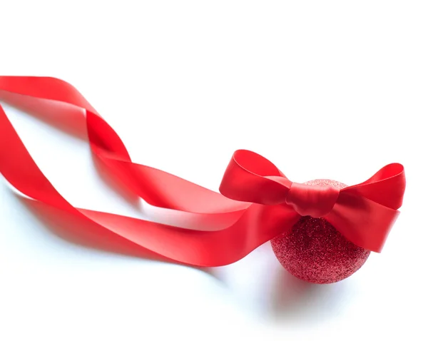 大きな赤いリボンと長いリボン白で赤いクリスマス ボール — ストック写真