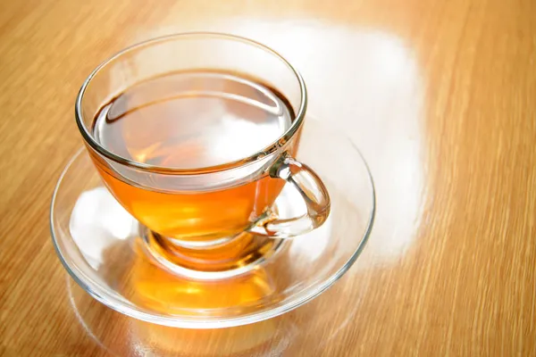Szkło o filiżankę zielonej herbaty na drewnianym stole — Zdjęcie stockowe