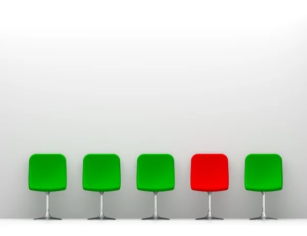 Una silla roja y cuatro sillas verdes en el interior blanco. Copiar espacio en la pared —  Fotos de Stock