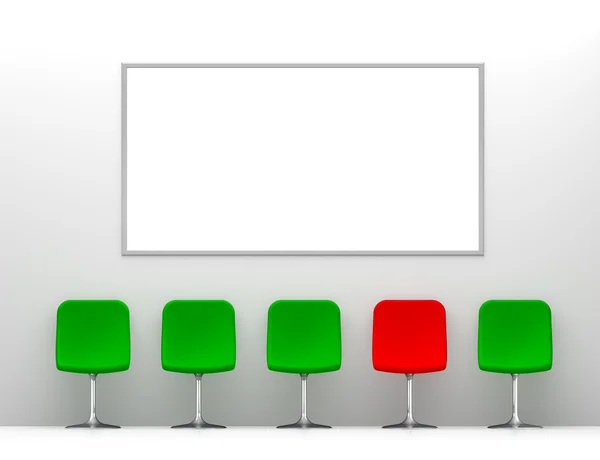 Jeden czerwone krzesło i cztery zielone krzesła w białe wnętrza z b — Zdjęcie stockowe