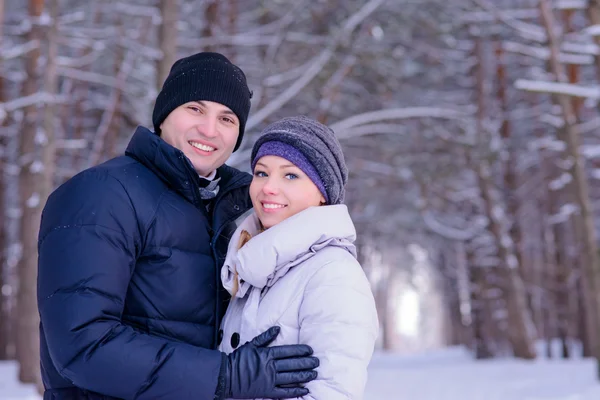 Joven hermosa pareja sonriendo al aire libre en invierno nevado —  Fotos de Stock