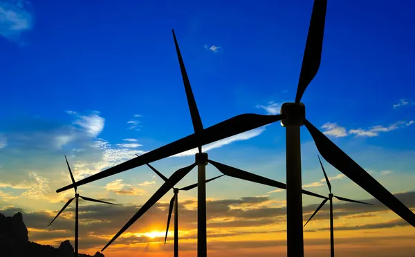 Windkraftanlagen bei Sonnenuntergang — Stockfoto