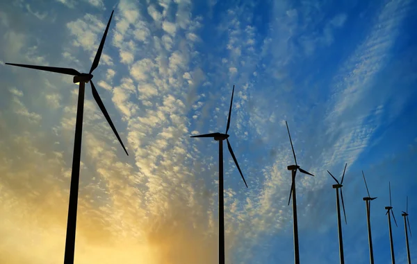 Generator vindkraftverk på sunset — Stockfoto