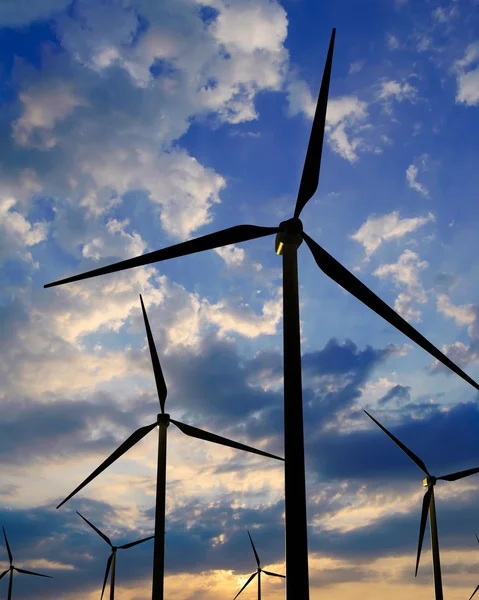 Windkraftanlagen bei Sonnenuntergang — Stockfoto