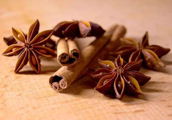 Anis de estrela e paus de canela na mesa de madeira — Fotografia de Stock