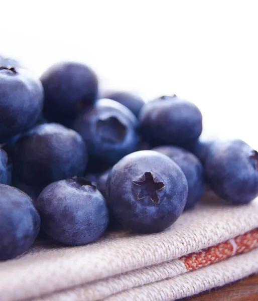 蓝莓对织物餐巾来特写镜头 — 图库照片