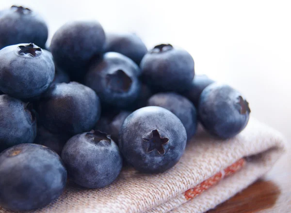 Image rapprochée des bleuets sur la serviette en tissu — Photo