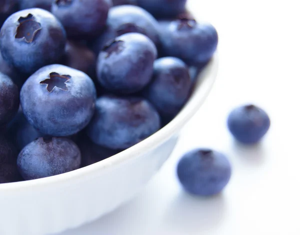 Tas de bleuets mûrs dans le bol blanc — Photo