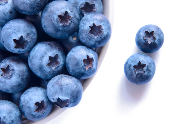 成熟的蓝莓白碗里的堆 — 图库照片