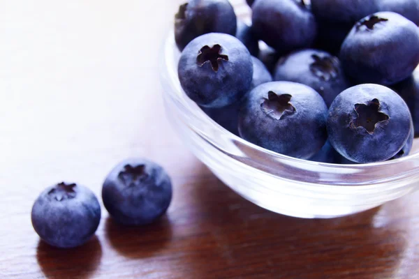 堆的玻璃碗里的蓝莓 — 图库照片