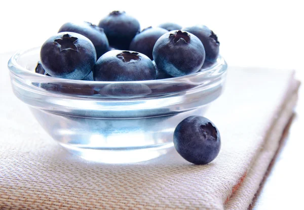 Tas de bleuets dans le bol en verre — Photo