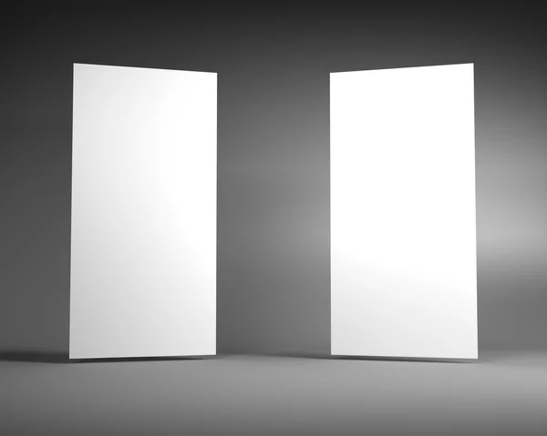 Два белых вертикальных билборда на темно-сером фоне — стоковое фото