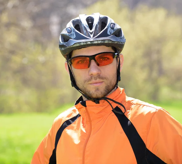 Porträt eines jungen Radfahrers mit Helm — Stockfoto