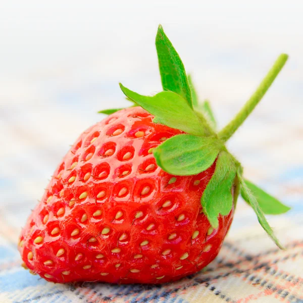 Verse zoete aardbeien op de tabel doek — Stockfoto