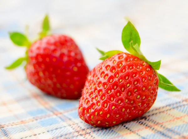 Verse zoete aardbeien op de tabel doek — Stockfoto