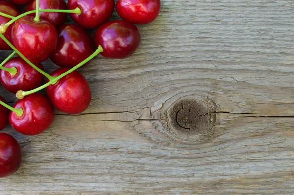 Grupo de cerejas doces vermelhas maduras frescas em fundo de madeira — Fotografia de Stock