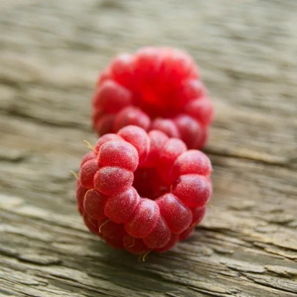木製の背景に新鮮な熟した甘いラズベリー — ストック写真