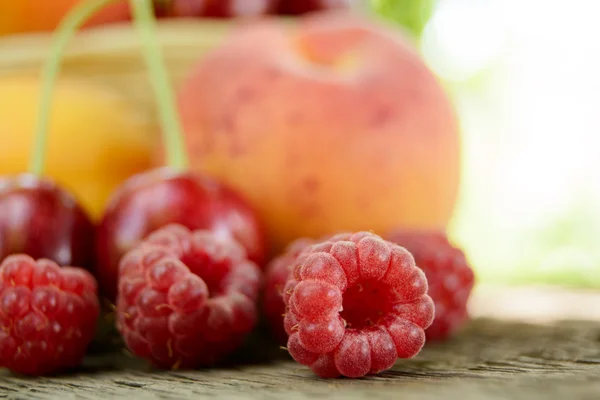 Fruits sucrés mûrs frais sur la table en bois — Photo