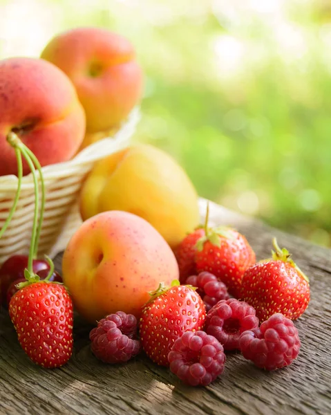 Verse rijpe zoete vruchten op de houten tafel — Stockfoto