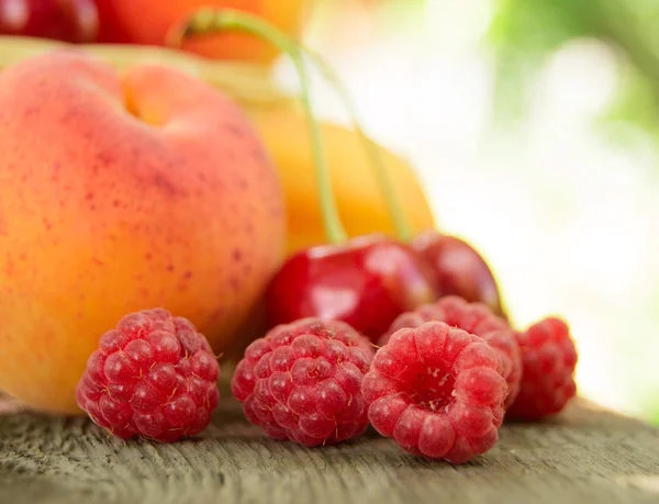 Frutti dolci freschi maturi sul tavolo di legno — Foto Stock