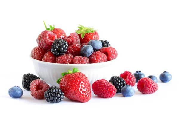 Großer Haufen frischer Beeren auf dem weißen — Stockfoto