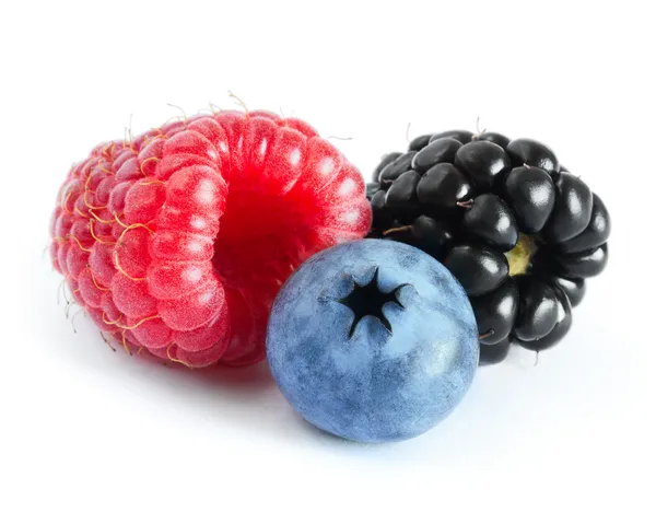 成熟的甜覆盆子、 蓝莓和黑莓在白色 — 图库照片