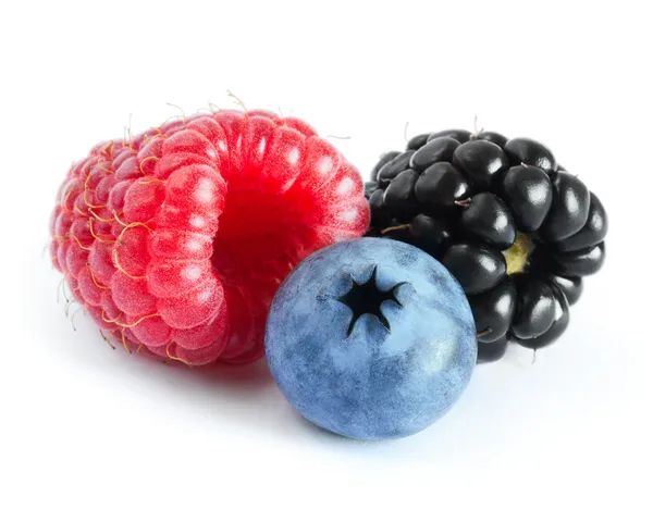 Reife süße Himbeeren, Blaubeeren und Brombeeren auf der weißen — Stockfoto