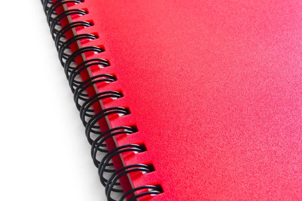 Красная спиральная тетрадь на белом фоне — стоковое фото