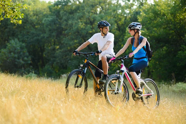 Young Happy Couple Riding Mountain Bikes Outdoor — Stock Photo, Image