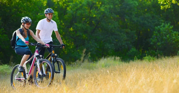 Young Happy Couple Riding Mountain Bikes Outdoor — Stock Photo, Image