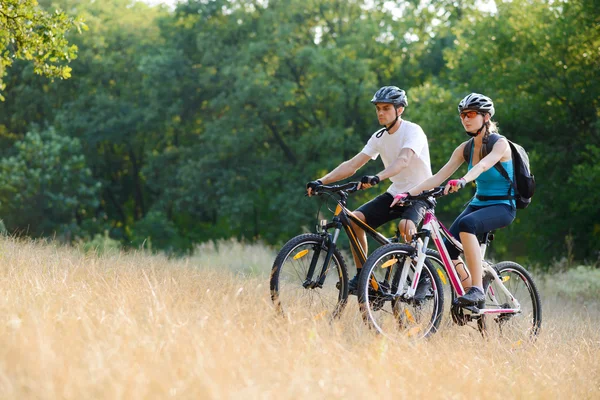 Young Happy Couple Riding Mountain Bikes Outdoor — Stock Photo, Image