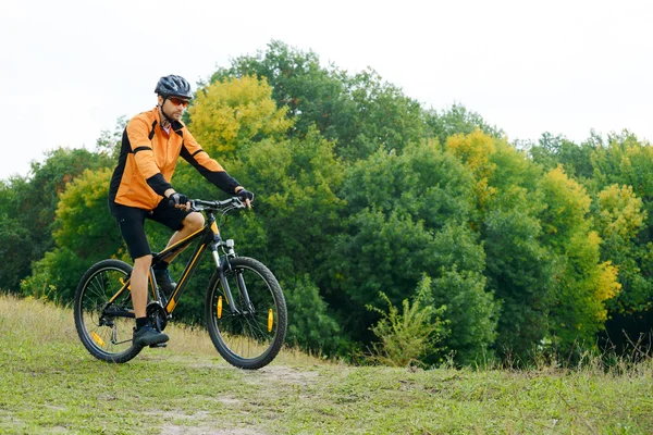 Radler auf dem Fahrrad im schönen Herbstwald — Stockfoto