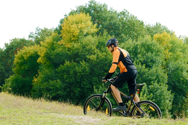 Rowerzysta, jazda na rowerze w pięknym lesie jesień — Zdjęcie stockowe