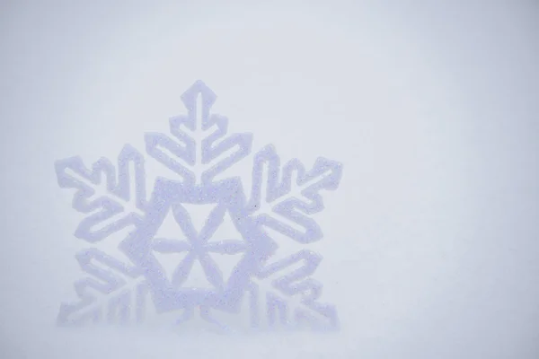 雪の上の美しい雪の結晶をクリスマスの背景 — ストック写真