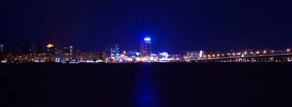 Night Skyline of Dnipropetrovsk over the river Dnipro, Ukraine — Stock Photo, Image