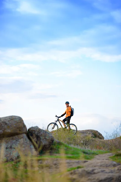 Cyclist with Bike in the Beautiful Mountains — Stock Photo, Image