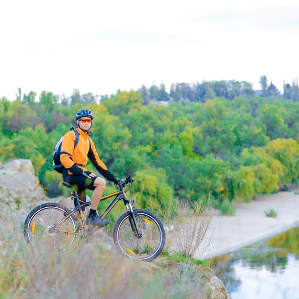 Ciclista com bicicleta nas belas montanhas — Fotografia de Stock