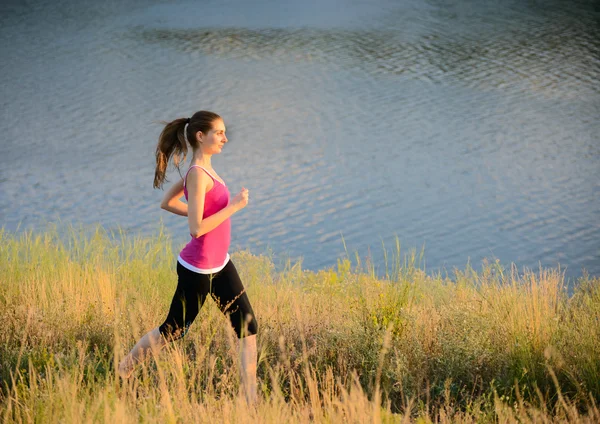 Joven hermosa mujer corriendo en el sendero de la montaña en la mañana — Foto de Stock