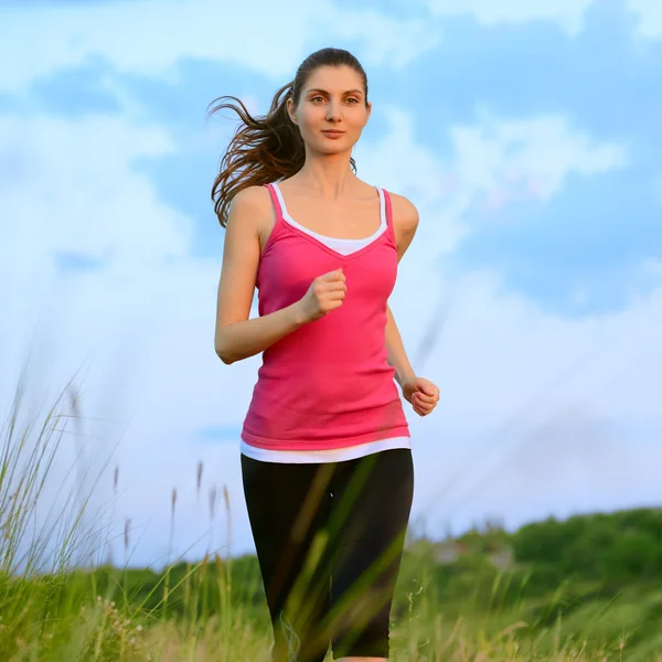 Junge schöne Frau läuft morgens auf dem Bergweg — Stockfoto