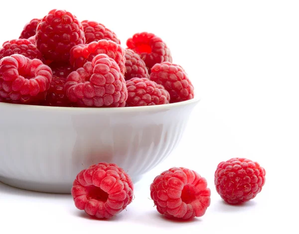 Grande pile de framboises fraîches dans le bol isolé sur blanc — Photo