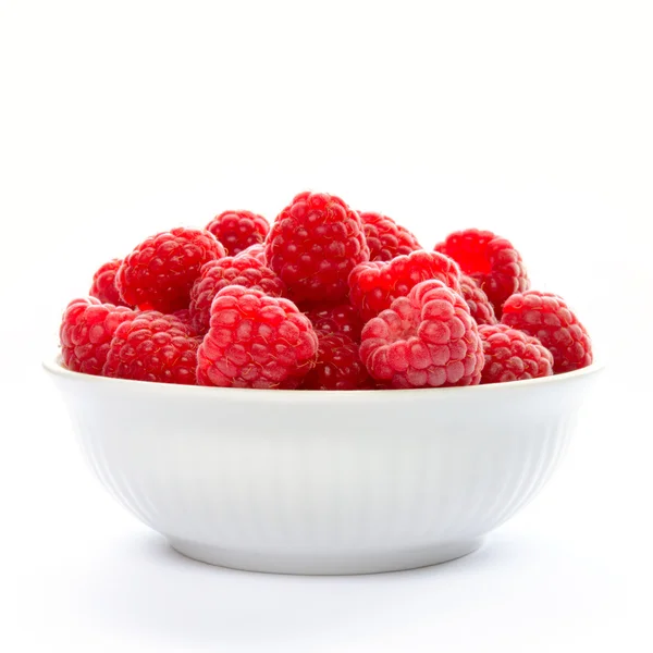 흰색 절연 그릇에 신선한 나무 딸기의 큰 더미 — 스톡 사진