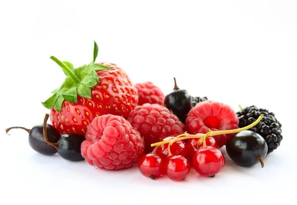 Großer Haufen frischer Beeren auf weißem Hintergrund — Stockfoto